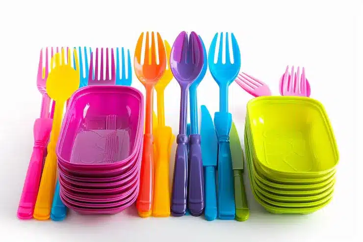 How to clean plastic kitchen utensils?